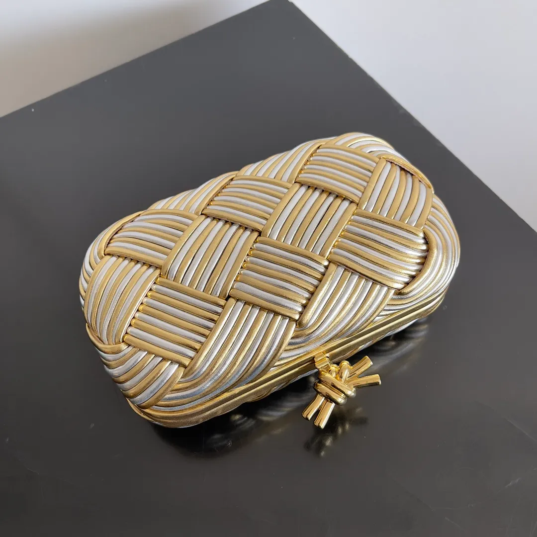Batch 2100 ✨💎The secret weapon of the dinner queen: BV-Kont dinner bag ||| 🌈**Gold and silver gradient, full of luxurious texture** This Kont evening bag adopts a unique gold and silver gradient design, which is simply synonymous with sparkle! Whether you are wearing an elegant evening dress or a noble banquet outfit, it can match perfectly. Each leather strip reveals the craftsman's good intentions, exquisite hand-sewing, and high-end quality. Holding it in your hand, you can not only feel its weight, but also its unique sense of nobility. 👐💖 💁‍♀️**Versatile artifact, suitable for any occasion** Whether it is a formal business banquet, a romantic wedding scene, or an everyday get-together, the Kont dinner bag is your best choice. Its versatile style can easily adapt to various occasions, allowing you to become the center of attention wherever you go. Exquisite handmade evening bag, versatile evening bag, Kont evening bag, fashionable item, essential for important occasions. Style number: 804532 (717622) Size: 19.5*11.5*5cm